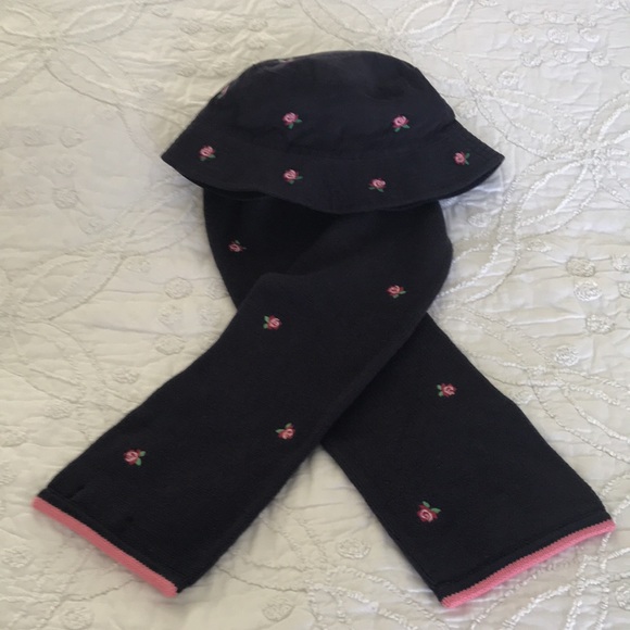 Lands’ End navy floral bucket hat & scarf set - Picture 4 of 14